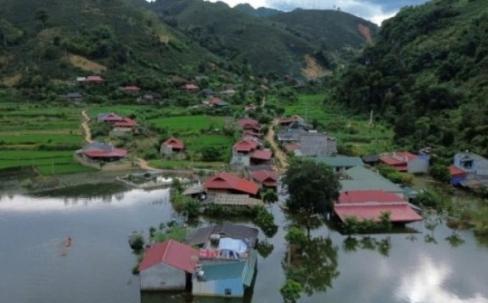 Ngôi làng ở TP Sơn La chìm trong biển nước giữa trời quang