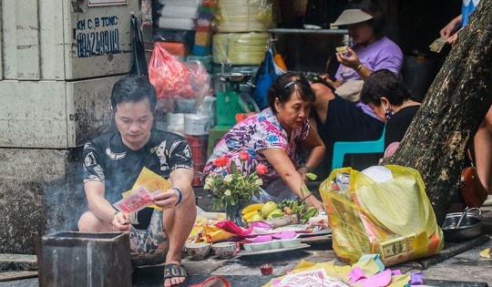 Phố cổ Hà Thành đỏ lửa, nghi ngút khói đốt vàng mã cúng Rằm tháng bảy