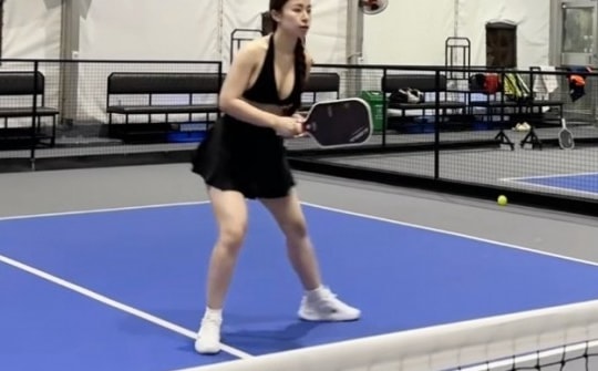 Mặc gì giữa tranh cãi chơi Pickleball chủ yếu khoe thân, làm màu?