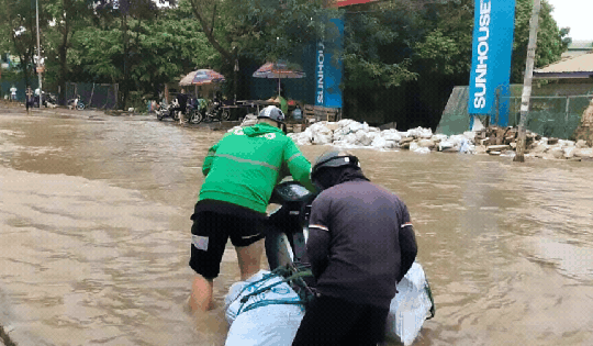 Hà Nội: Nhiều khu vực vẫn ngập sâu sau đêm mưa lớn tối qua