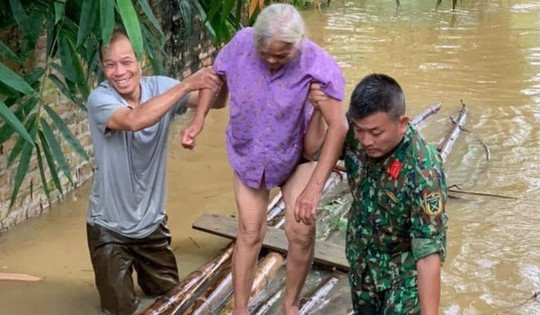 Mưa lớn kéo dài, đường sá thành sông: Bộ đội, công an dầm mình giúp dân chạy lũ