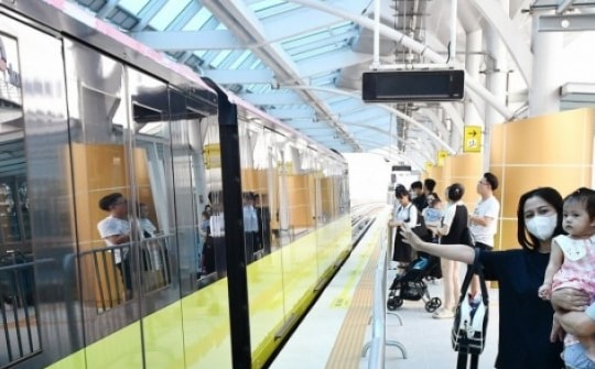 Nhiều người ở Hà Nội 'tăng bo' tới ga, đi tàu metro để tránh ùn tắc