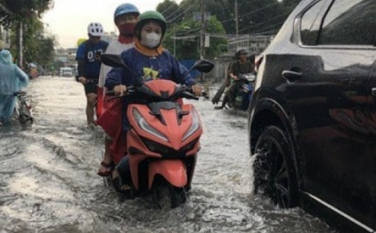 Loạt ảnh đường phố TP HCM mênh mông nước sau trận mưa lớn chiều nay