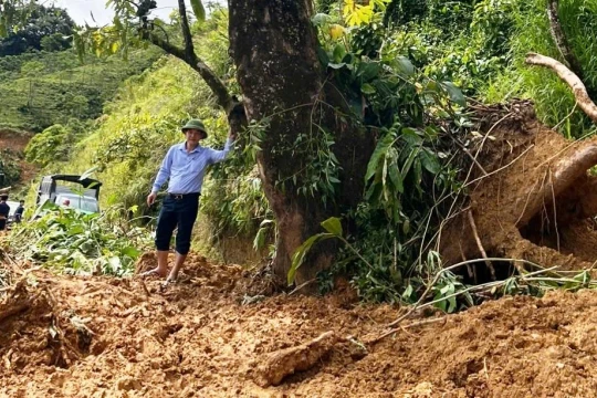 Quốc lộ 15C ở Thanh Hóa bị sạt lở, gây ách tắc giao thông nghiêm trọng