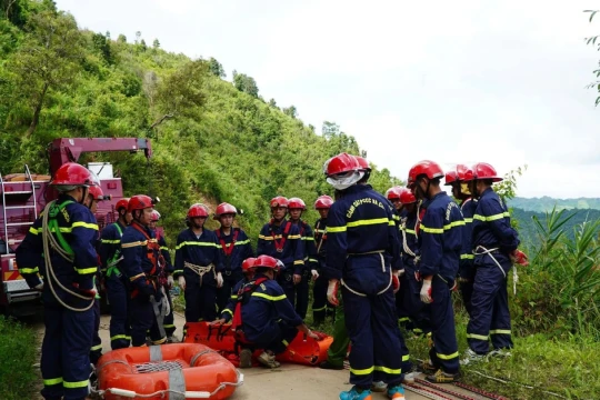 Công an Điện Biên đưa thi thể người phụ nữ từ dưới vực sâu lên bờ