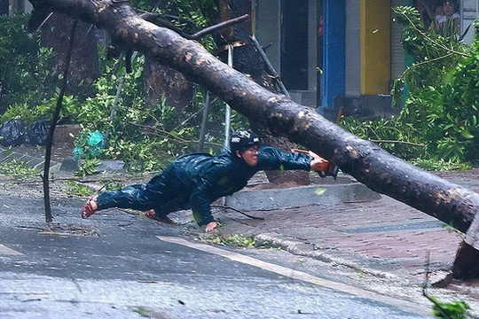 Tâm bão bắt đầu "càn quét" qua Hà Nội, gió rít liên hồi kéo dài đến khi nào?