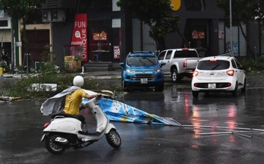 Tôn bay, kính rụng hàng loạt trong bão Yagi ở Quảng Ninh, Hải Phòng