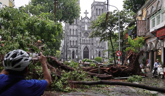 Hà Nội tan hoang sau khi bão số 3 quét qua