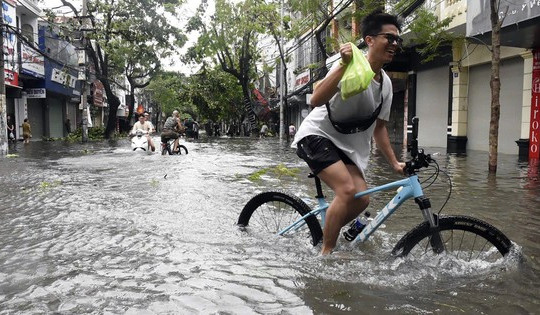 Sau bão, Hải Phòng vẫn ngập sâu, cây xanh đổ la liệt, nhiều nơi mất điện