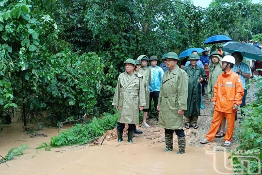 Đi chợ với bà, bé trai ở Thái Nguyên bị nước cuốn trôi