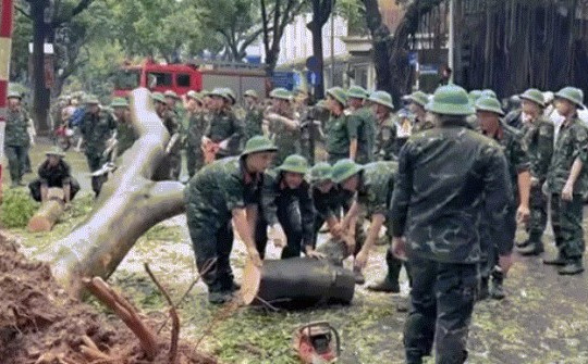 VIDEO: Bộ đội, công an xuyên đêm khắc phục hậu quả cơn bão số 3