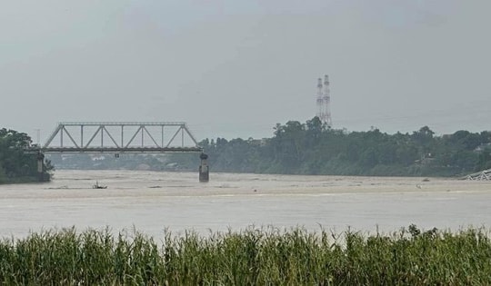 Vụ sập cầu Phong Châu: 10 ô tô, 13 nạn nhân rơi xuống sông
