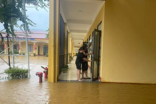 Bộ GD&ĐT yêu cầu hỗ trợ học sinh bị thiệt hại do mưa bão sớm ổn định học tập