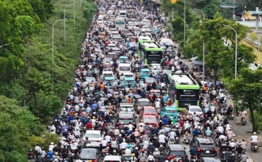 Đại Lộ Thăng Long ùn tắc 10 km