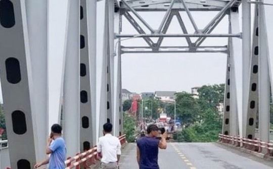 VIDEO: Khoảnh khắc cầu Phong Châu bị sập