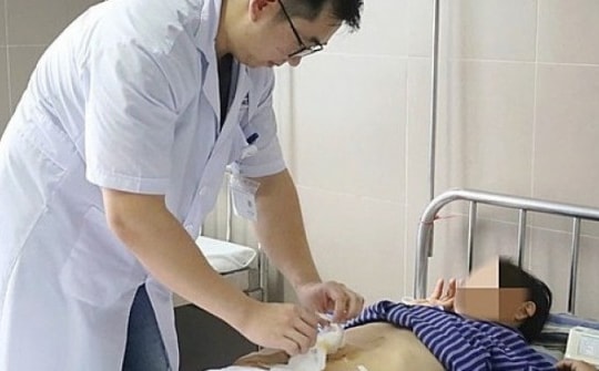 2 người phụ nữ vỡ đại tràng do tự tháo thụt tháo tại nhà