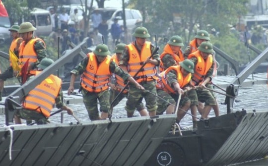 Vụ sập cầu Phong Châu: Công binh tinh nhuệ hành quân trong đêm lên Phú Thọ, sẵn sàng bắc cầu phao