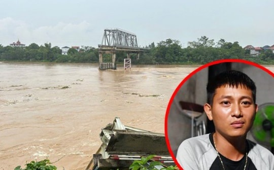 Vụ sập cầu Phong Châu: Nam thanh niên chèo thuyền ra dòng nước chảy xiết cứu người
