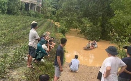 Hai bé trai bị lũ sau bão cuốn mất tích