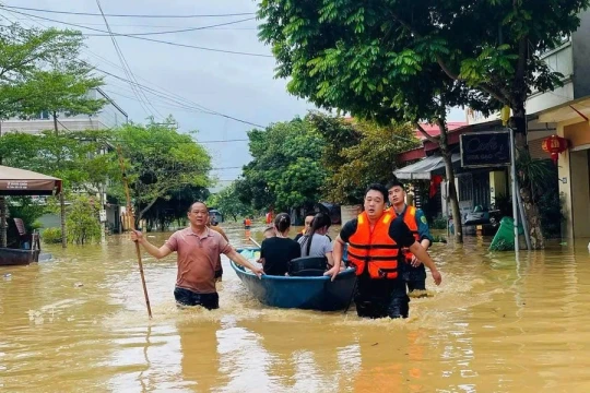 Thủ tướng: Khẩn trương cung cấp lương thực, nhu yếu phẩm cho người dân vùng bị cô lập