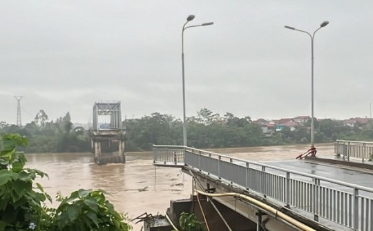 Vụ sập cầu Phong Châu: Sáng 10-9 vẫn chưa thể tiến hành cứu hộ, cứu nạn do nước lũ dâng cao, chảy xiết