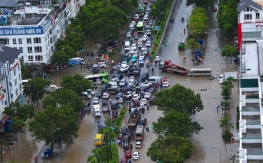 Đại lộ Thăng Long ngập sâu, nhiều tuyến đường vào nội đô ùn tắc