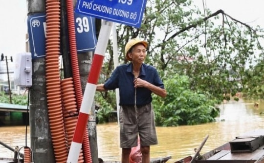 Nước sông Hồng mấp mé đường Chương Dương Độ, người dân khẩn trương di dời