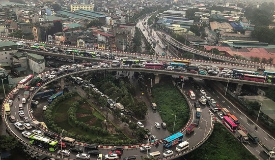 Hà Nội: Cầu Vĩnh Tuy ùn tắc nghiêm trọng trong nhiều giờ