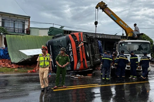 Lật xe khách ở Đắk Lắk, 4 người chết, nhiều người bị thương