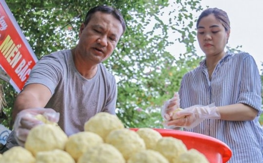 Người dân Đà Nẵng nấu bánh chưng xuyên đêm ủng hộ vùng lũ miền Bắc