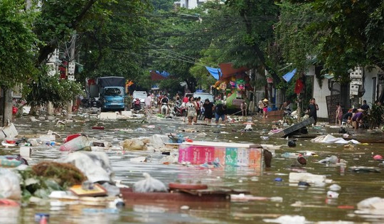 'Biển rác' nổi trên nước lũ ở Tuyên Quang