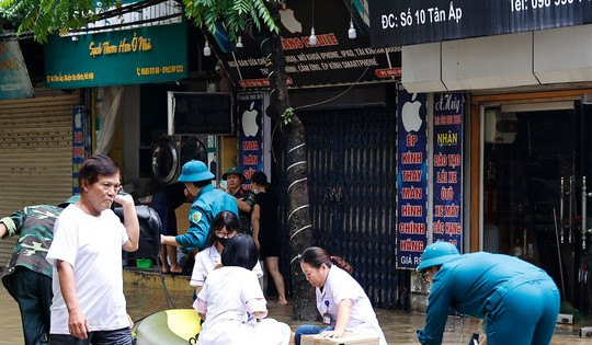 Hà Nội: Nhân viên y tế đi thuyền vào chữa bệnh cho dân