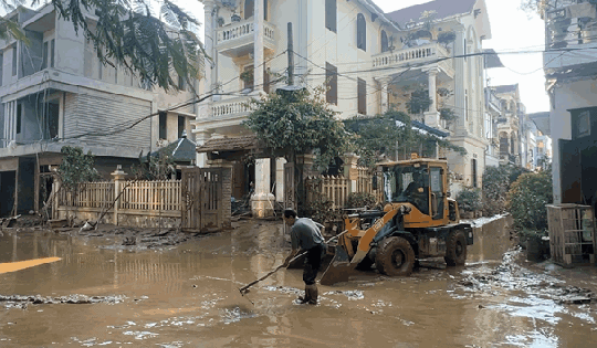 Cận cảnh người dân Yên Bái dọn "núi bùn đất", "biển rác" khi lũ rút