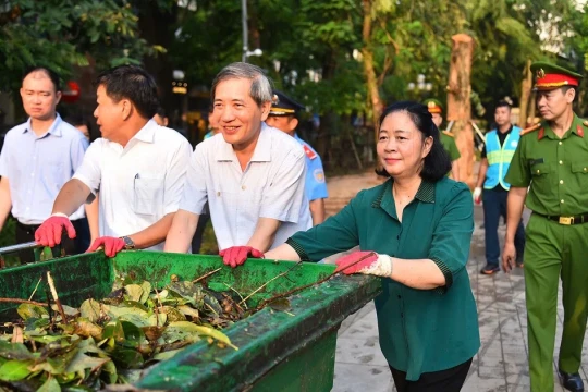 Bí thư Thành ủy Hà Nội cùng người dân tổng vệ sinh môi trường sau bão