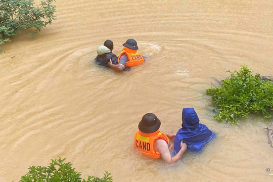 Gian nan hành trình 'cõng' nhu yếu phẩm đến vùng lũ quét, sạt lở: Vì cứu dân luôn là ưu tiên cao nhất