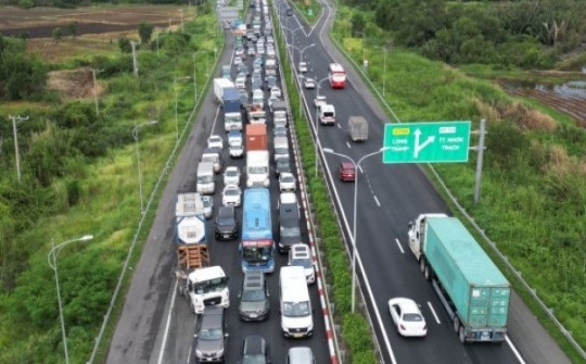 Ùn xe gần 10km, CSGT 'chặn' dòng ô tô dồn vào cao tốc TPHCM - Long Thành