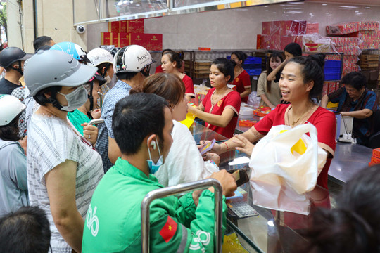 Khách nườm nượp xếp hàng chờ mua bánh trung thu truyền thống ở Hà Nội