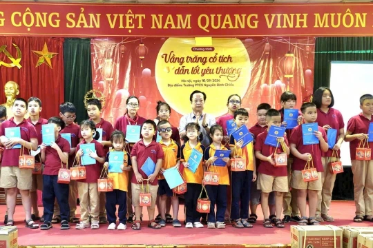 Sở GD&ĐT Hà Nội tặng quà Tết Trung thu cho học sinh các trường chuyên biệt