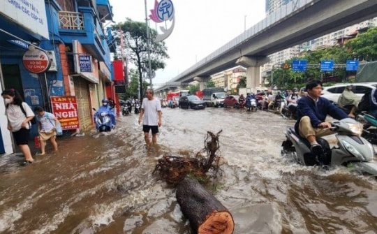 Nhiều tuyến phố Hà Nội ngập sâu sau trận mưa lớn sáng nay