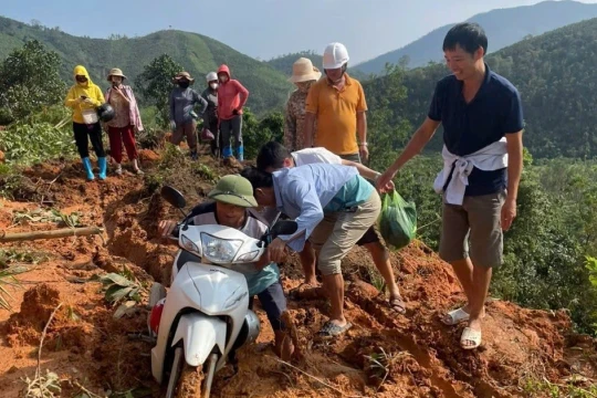 Thầy cô vượt lũ vào trường khắc phục hậu quả