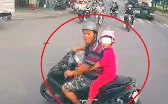 Video: Người đàn ông đi xe máy chở con nhỏ 'đánh võng' và chặn đầu xe tải