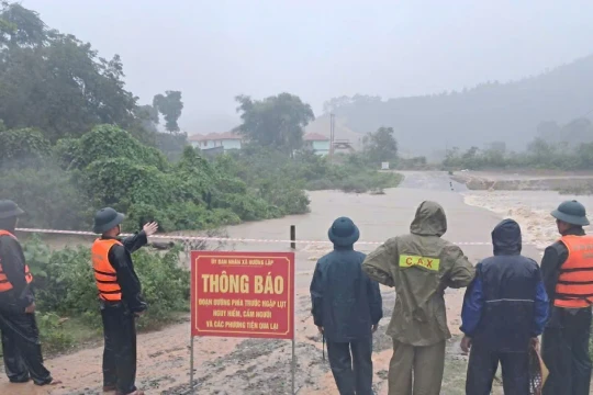 Bão gây mưa lớn ở Quảng Trị, nước dâng chia cắt đường giao thông ở miền núi