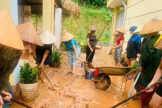 Đứng dậy sau bão lũ: Tái thiết trường, lớp