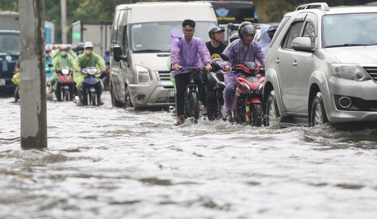 Mưa trắng trời, nhiều tuyến phố tại Hà Nội ‘thành sông’ chỉ sau 15 phút