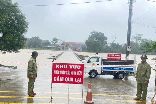 Mưa lớn kéo dài, nhiều tuyến đường ở Hà Tĩnh bị chia cắt