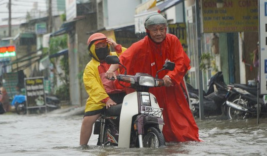 Mưa dai dẳng ở TPHCM khiến đường ngập sâu, xe chết máy hàng loạt