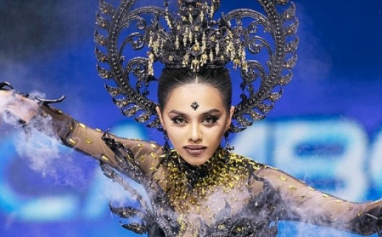 Hoa hậu Campuchia đốt nhang trên sân khấu Miss Cosmo 2024