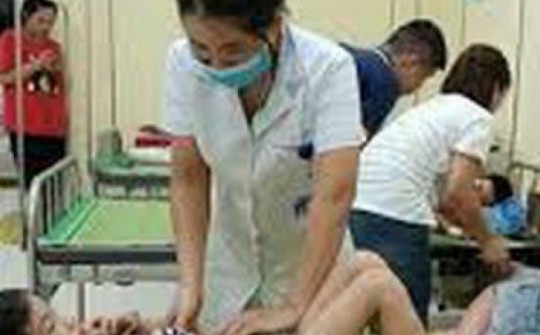 70 học sinh, giáo viên, cán bộ nôn, tiêu chảy, đau đầu sau bữa trưa tại trường