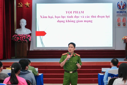 Cán bộ Công an hướng dẫn sinh viên kỹ năng phòng ngừa tội phạm