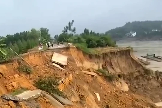 Sạt lở đê ở Phú Thọ